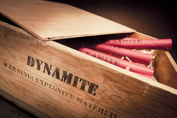 Bastoni di dinamite pericolosi su legno una scatola — Foto Stock