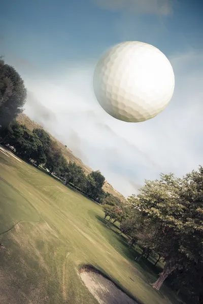 Bola de golfe voando sobre o campo — Fotografia de Stock