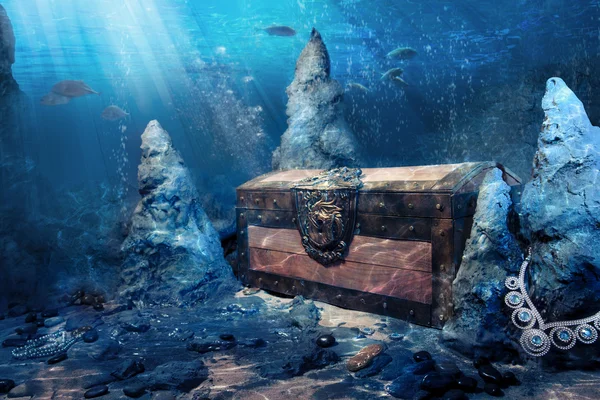 Closed treasure chest underwater — Stock Photo, Image