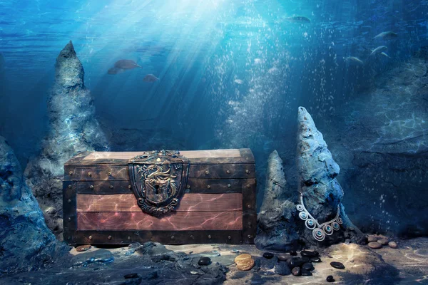 Caixa do tesouro fechada debaixo d 'água — Fotografia de Stock