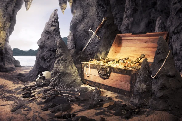 Caixa de tesouro aberta com ouro brilhante em uma caverna — Fotografia de Stock