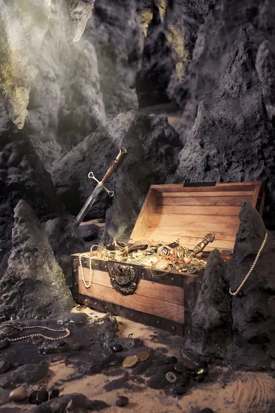 Bir mağarada parlak altın hazine sandığı açın — Stok fotoğraf