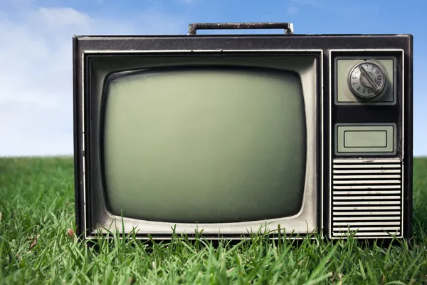 Close up van retro tv op gras — Stockfoto