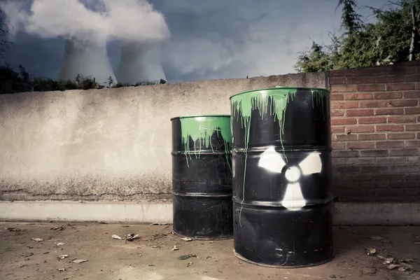 Tambour toxique baril déversé sa teneur en matières dangereuses à l'extérieur de la centrale nucléaire — Photo