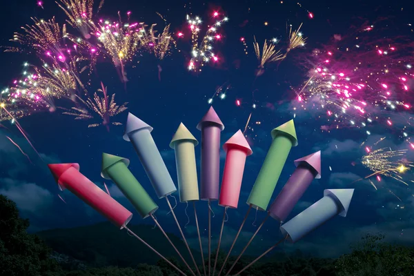 Configurazione di fuochi d'artificio colorati di notte — Foto Stock