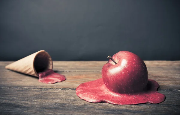 Imagem real do cone de sorvete de maçã no chão — Fotografia de Stock