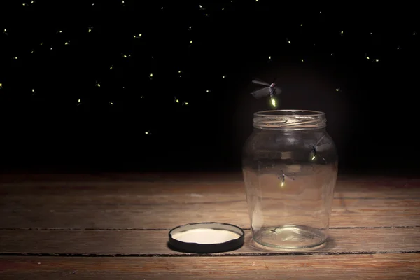 Glühwürmchen im Glas — Stockfoto