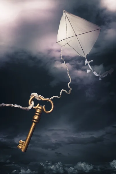 Drachen mit Schlüssel fliegt im Sturm — Stockfoto