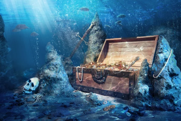 Open treasure chest with bright gold underwater — Stock Photo, Image