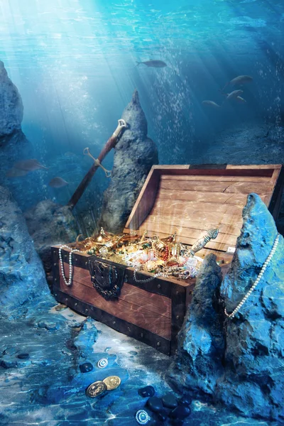 Peito do tesouro aberto com ouro brilhante debaixo d 'água — Fotografia de Stock
