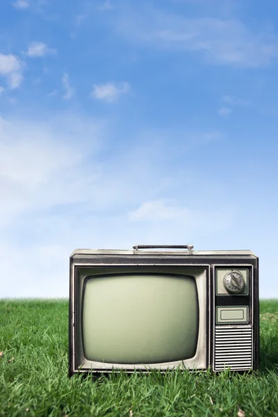 Ρετρό τηλεόραση στο γρασίδι — Φωτογραφία Αρχείου