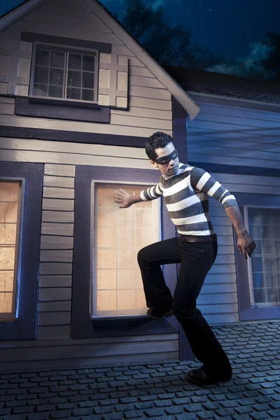 Bir evin çatısına geceleri yürüyen hırsız — Stok fotoğraf