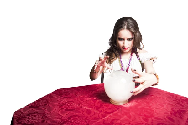 Vacker zigenarkvinna med hennes kristall boll förutsäga framtiden isolerad på vit — Stockfoto
