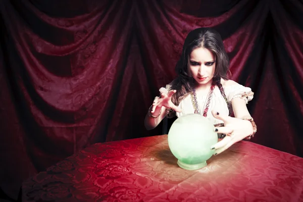 Темное винтажное фото цыганки с ее хрустальным шаром — стоковое фото