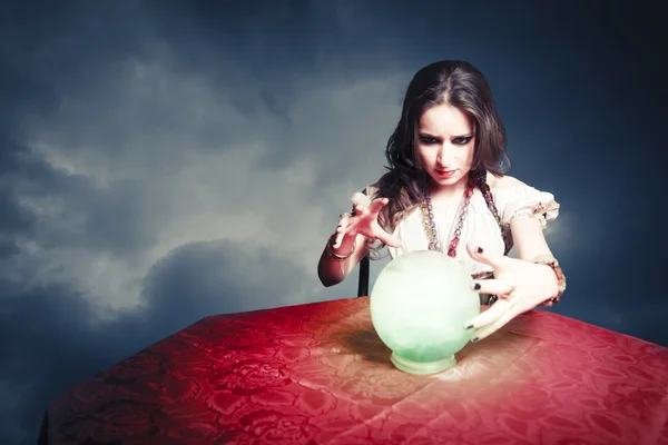 Bonita adivina con su bola de cristal en una sesión de espiritismo — Foto de Stock