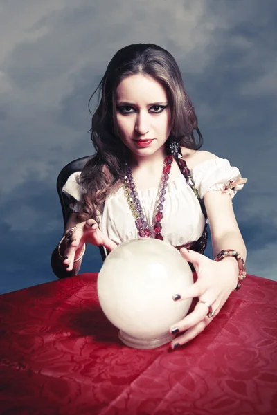 Bonita vidente com sua bola de cristal em uma sessão de seance — Fotografia de Stock