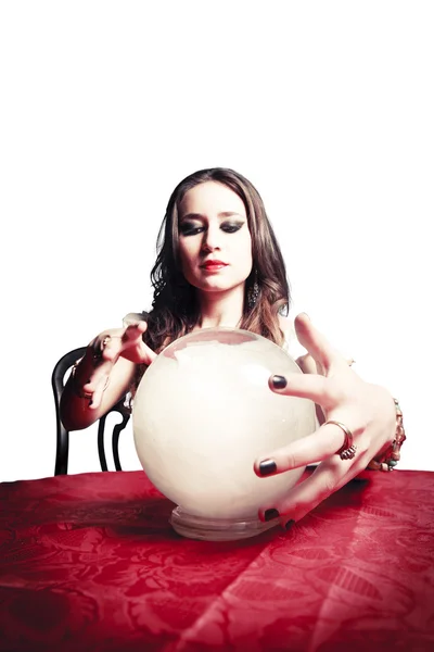 Mujer bastante gitana con su bola de cristal prediciendo el futuro aislado en blanco — Foto de Stock