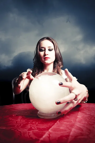 Mooie waarzegger met haar kristallen bol op een séance sesion — Stockfoto