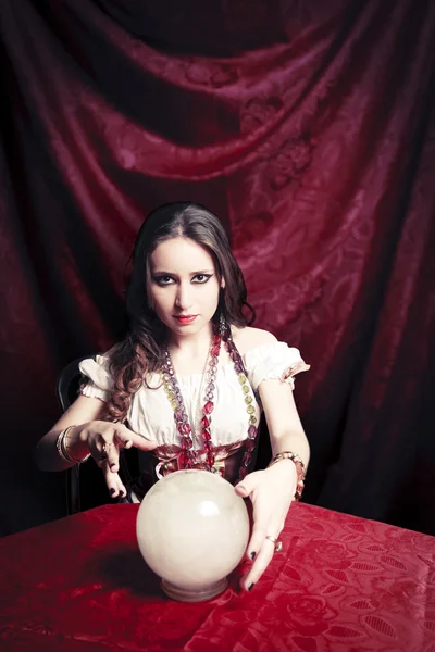 与她的水晶球吉普赛人的黑暗老式照片 — 图库照片