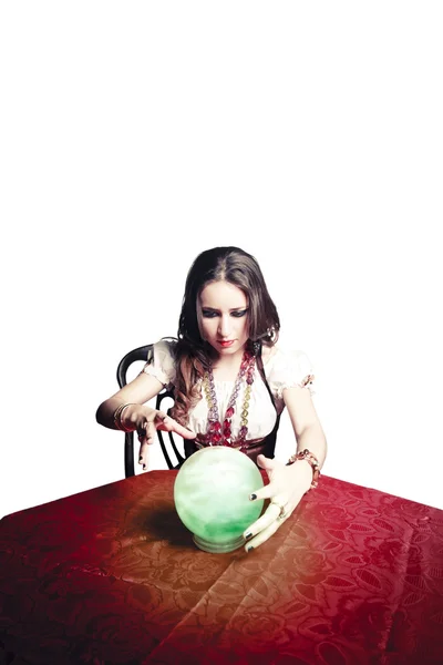 Mooie zigeunervrouw met haar kristallen bol voorspellen van de toekomst geïsoleerd op wit — Stockfoto