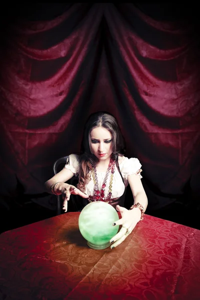 Donkere vintage foto's voor een zigeuner met haar kristallen bol — Stockfoto