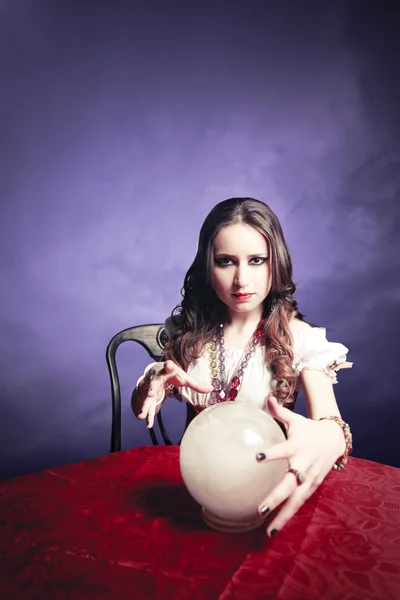 Bonita vidente com sua bola de cristal em uma sessão de seance — Fotografia de Stock