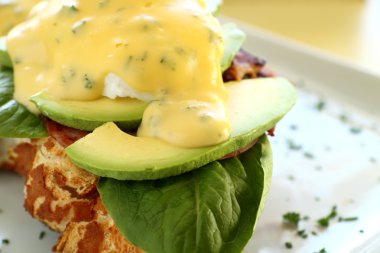 yumurta benedict avokado