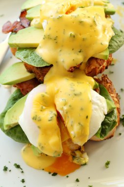 Pastırmalı yumurta benedict