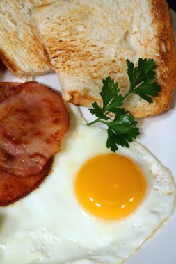 yumurta, domuz pastırması ve tost