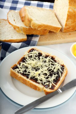 Vegemite ve peynirli sandviç