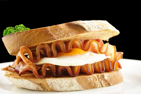 Bacon och ägg smörgås — Stockfoto