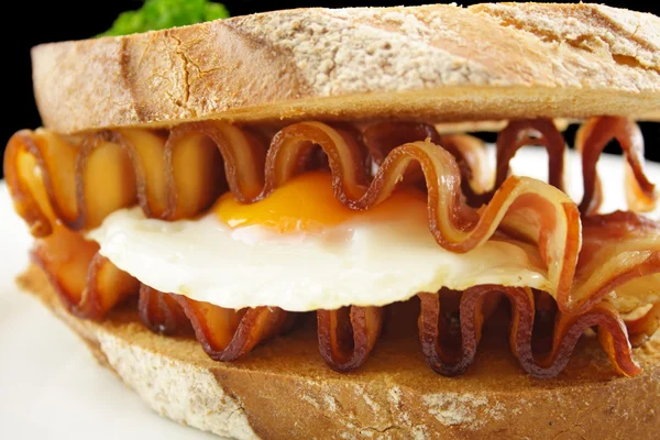 Pastırma ve yumurta sandviç — Stok fotoğraf