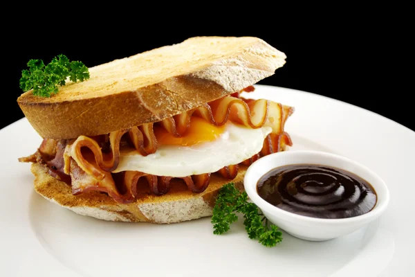 Sandwich mit Speck und Ei — Stockfoto