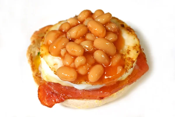ΑΤΛΑΝΤΑ ΦΑΣΟΛΙΑ σε μια τηγανίτα αυγό και μπέικον — Φωτογραφία Αρχείου