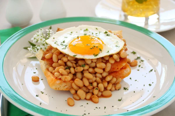 Feijão cozido e ovo — Fotografia de Stock