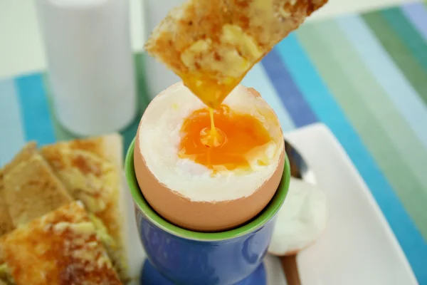 トースト卵の浸漬 — ストック写真