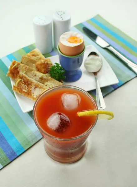 Томатный сок и яйцо — стоковое фото