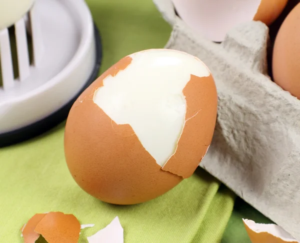 Huevo agrietado simple —  Fotos de Stock
