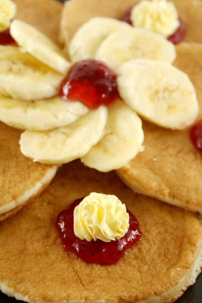 Pfannkuchen mit Butter und Marmelade — Stockfoto