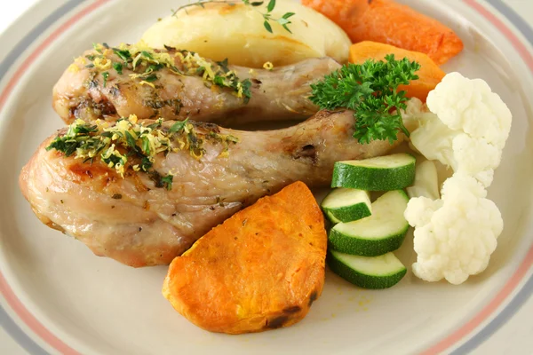 Bâtonnets de poulet et légumes — Photo