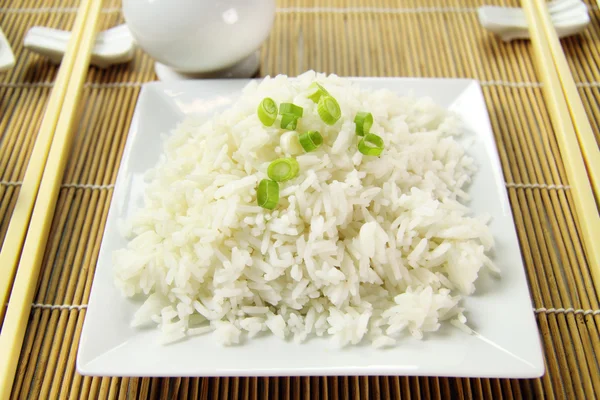 Kokt ris och schalottenlök — Stockfoto