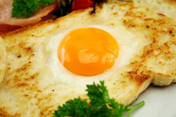 在土司的煎的鸡蛋 — 图库照片