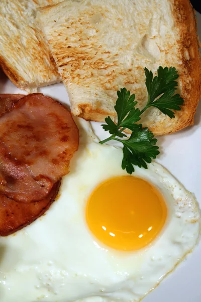 Yumurta, domuz pastırması ve tost — Stok fotoğraf