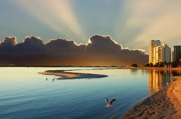 Облачный рассвет над заливом — стоковое фото
