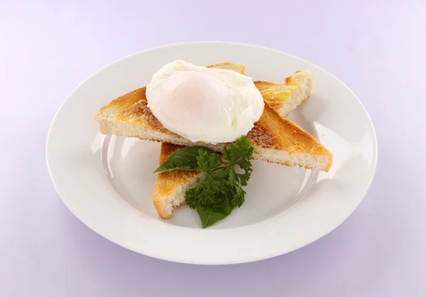 Яйцо на тосте — стоковое фото