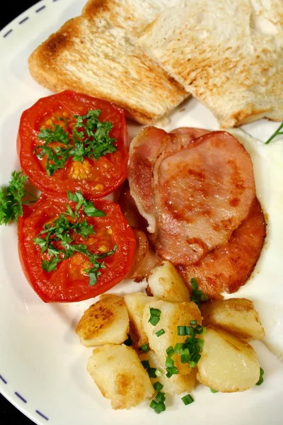 Pommes de terre, bacon et tomates grillées — Photo
