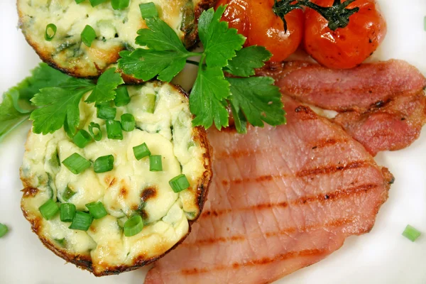 リコッタ チーズとベーコンの朝食 — ストック写真