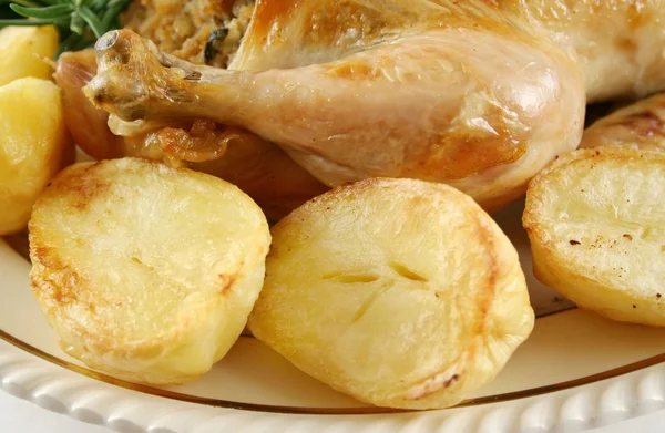 鸡腿和土豆κνήμη κοτόπουλο και πατάτες — Φωτογραφία Αρχείου