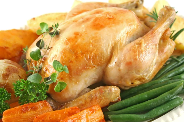 Pečené kuře a zelenina — Stock fotografie
