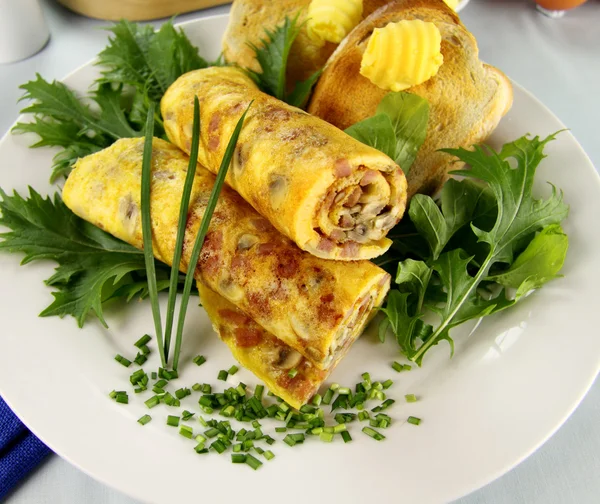 Warmgewalste omelet — Stockfoto